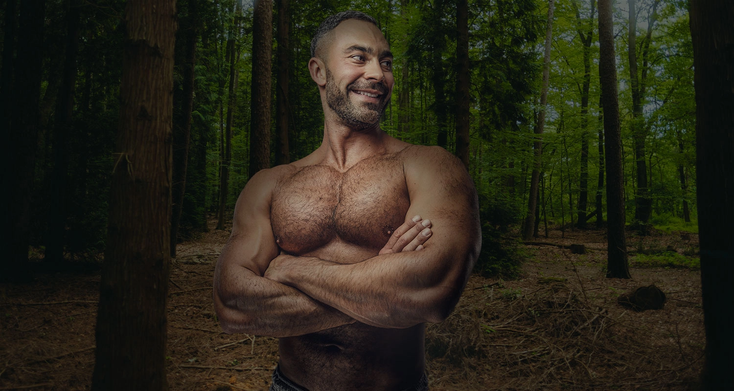 Muscular grizzly bear flexing - Grizzlr.com