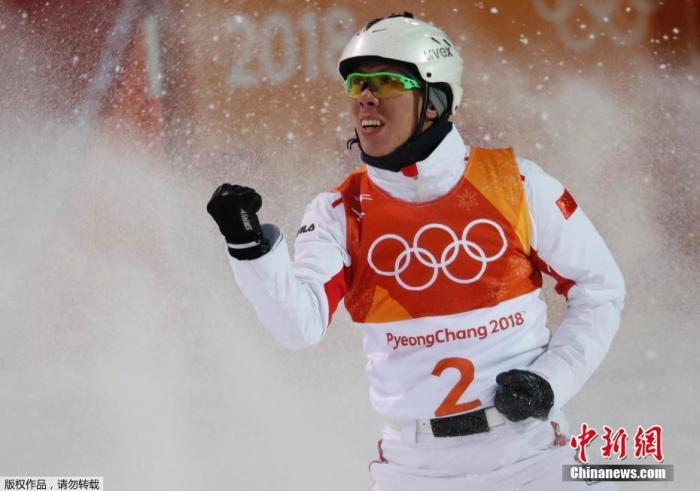 资料图:2018平昌冬奥会,贾宗洋在决赛中庆祝摘银。 资料图:2018平昌冬奥会,贾宗洋在决赛中庆祝摘银。