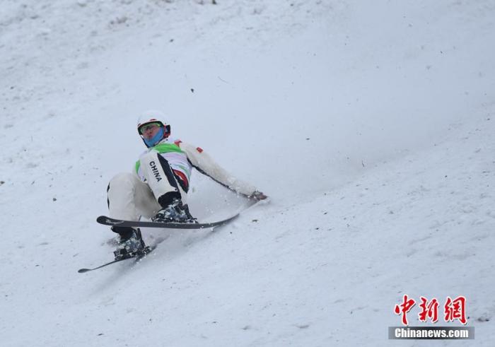 资料图:2016年自由式滑雪空中技巧世界杯收官 中国队失误丢冠 张瑶摄 资料图:2016年自由式滑雪空中技巧世界杯收官 中国队失误丢冠 张瑶摄