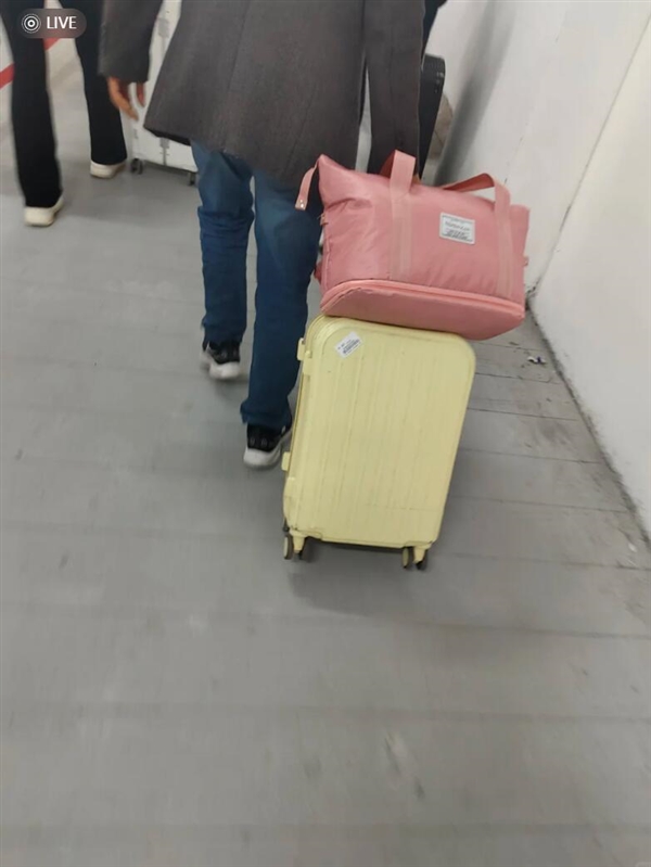 父亲买短途车票上车送女儿感动全网:网友看完泪目