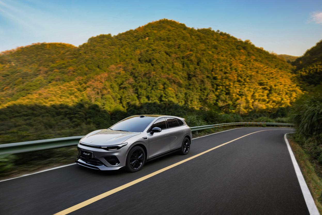 年轻人的新一代运动感街车，零跑Lafa5 Ultra申报图亮相