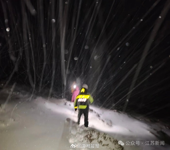 女生徒步失联被找到，用牛粪保温