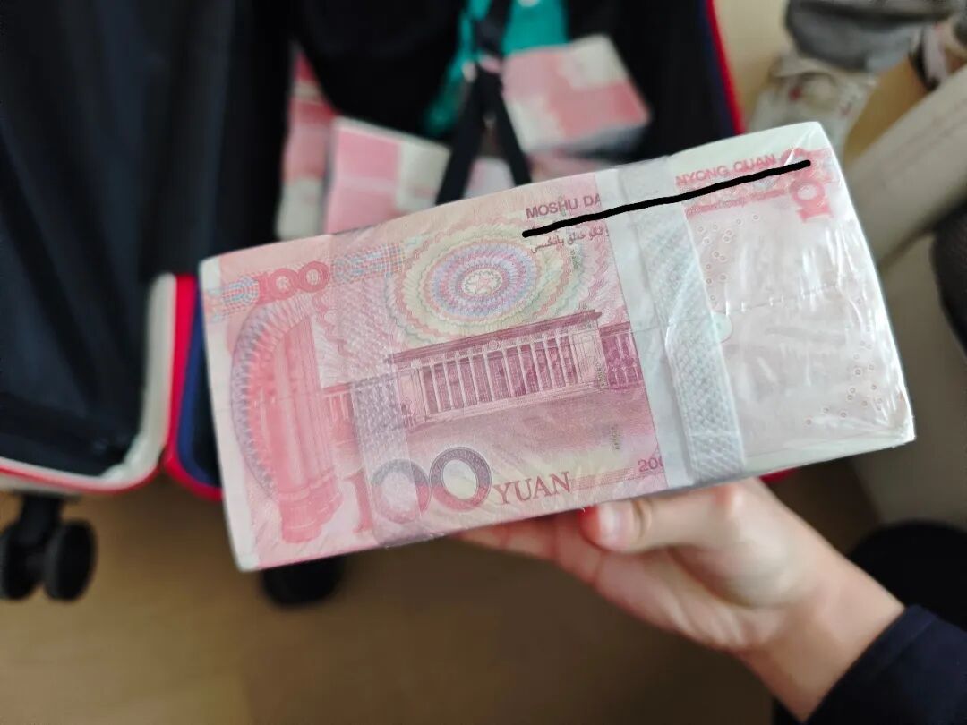 杭州男子清理出租屋惊现“百万现金”,吓得手心直冒汗!结局却令人意外 杭州男子清理出租屋惊现“百万现金”,吓得手心直冒汗!结局却令人意外