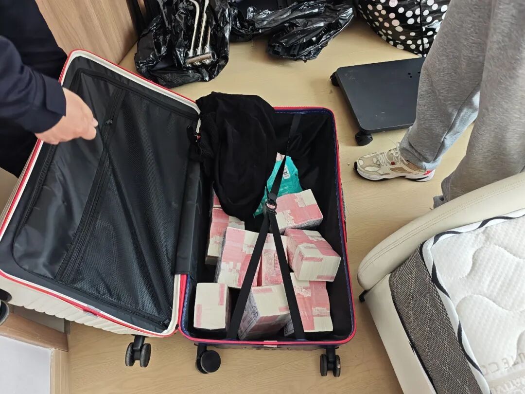 杭州男子清理出租屋惊现“百万现金”,吓得手心直冒汗!结局却令人意外 杭州男子清理出租屋惊现“百万现金”,吓得手心直冒汗!结局却令人意外