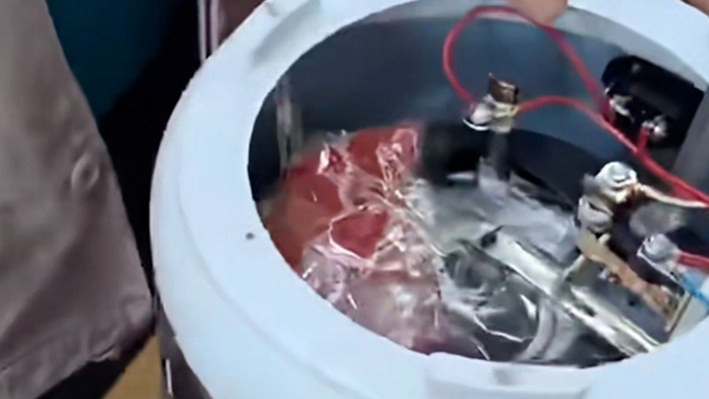 女子遭遇“邮寄骗局”把上万元黄金藏在电饭锅内寄出,警方紧急拦截