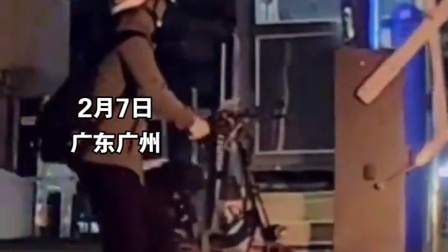 代驾小哥被停车场栏杆挡住出不去，好心车主调头帮他开门