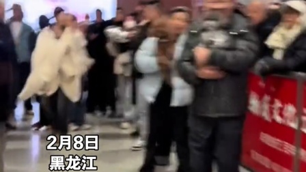 凌晨的航站楼挤满了接孩子的家长们 网友：“接到了，炒菜吧！”