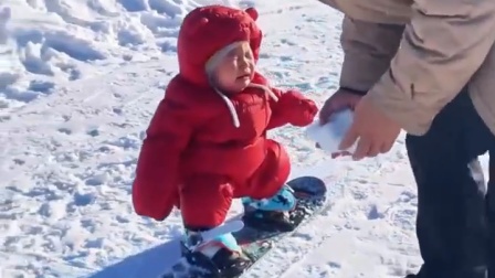 1岁小萌娃雪场上驰骋