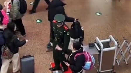 网友观察到火车站站岗武警，每次有人问路都先走下台阶