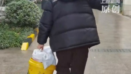 父母以为儿子不回家过年悄悄寄过来一大堆年货