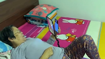 奶奶用“超级放大镜”玩手机，网友：收藏起来，等我老了也这样玩