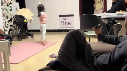 一家人晚饭后看女孩新学的舞蹈！她在认真地跳，家人在温馨的看！