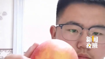 15岁男生“天生神力”，面无表情徒手横掰苹果