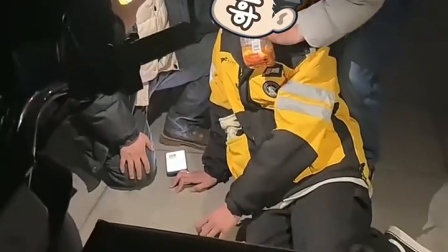 骑手送餐结束犯低血糖晕倒 路人纷纷伸出援手