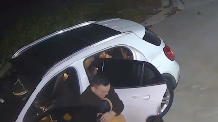 夫妻赶路20多小时，凌晨3点到家，屋里灯火通明，锅还炖着排骨