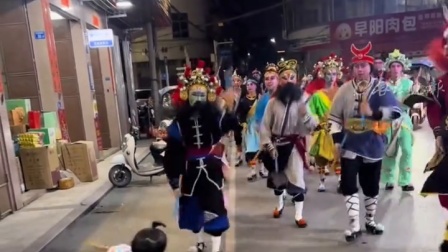 3岁男孩遇上英歌队路训，自信大方互动、跳得有模有样