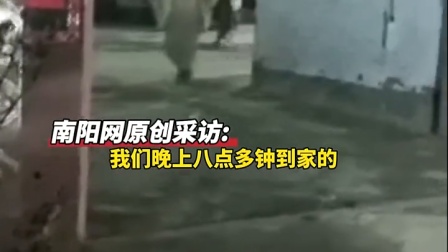 在外工作的夫妻俩驾车夜晚到家 父母和孩子在门口等待