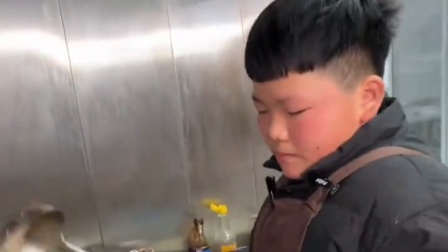 男孩寒假帮父母板面店干活：“我不喜欢玩手机，也不喜欢看电视”