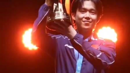 王楚钦4-2击败张本智和成功卫冕，赢球后一举动 引得全场沸腾