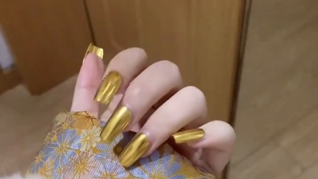 女子用20g黄金打造新年美甲