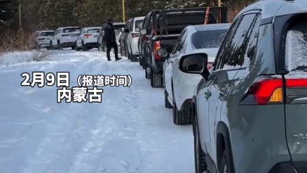 女子骑马为返乡堵车车主送食物