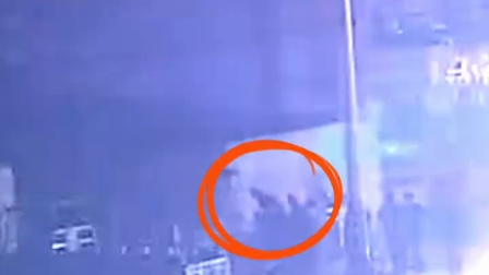 飞身跳入冰河！警方救出落水老人