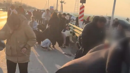 国道边大量路人捡银子？交警回应