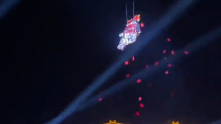 河南一景区“财神”演员在空中撒钱