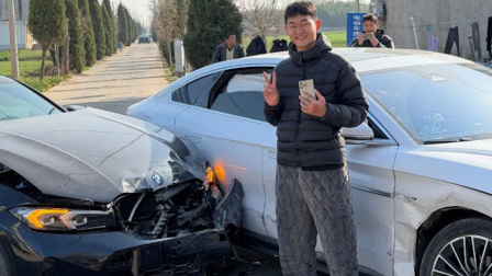 刚还清车贷的宝马撞毁 小伙微笑合影