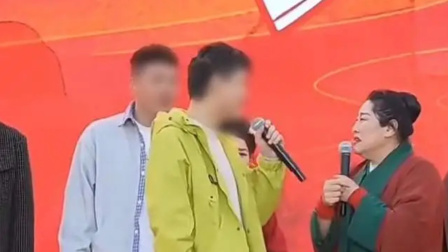 男子参加王婆说媒现场“炫富”：体制内上班，家里豪车房子很多......王婆拦都拦不住