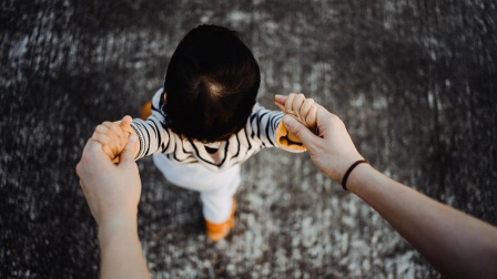 3岁男孩从二楼阳台坠落，父亲下意识一接缓冲救下孩子！事后回忆：十分后怕