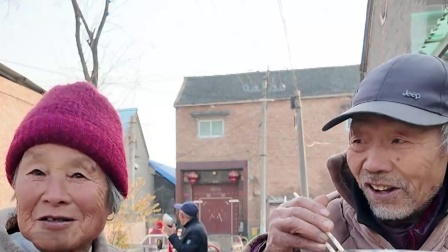 “90后”小伙 带全村老人做大锅饭