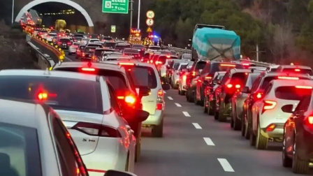“爆堵”！大批人返深路上被堵哭，有人开了近24小时！网友：条条高速都是红的