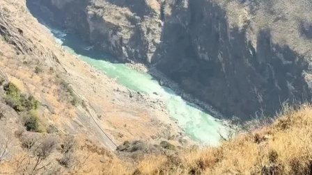 大年初五，8岁男童在云南虎跳峡坠崖遇难