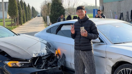 大年初四小伙驾车出事故，刚还清车贷，宝马几乎撞报废，小伙微笑合影：人没事就好