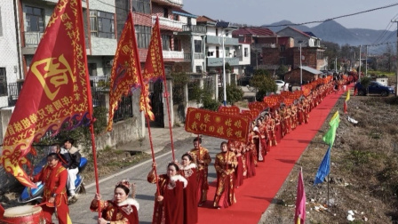 鞭炮齐鸣，锣鼓喧天！90位外嫁姑娘集体回娘家，大场面来了！