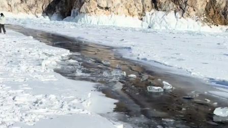 中国游客称自己与“贝加尔湖8死事故”擦肩而过：事发前一小时踩过那条致命冰缝，有些地方能直接看到湖水