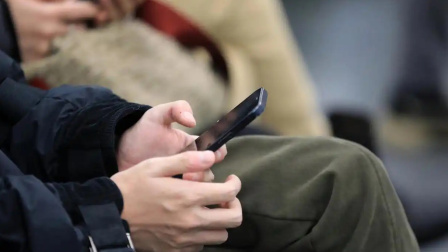 连打三天麻将，34岁男子手指“废”了！还有人因为抢红包、刷视频中招，医生：这些症状是手指在“求救”