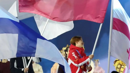 苏翊鸣高举五星红旗入场！米兰冬奥会闭幕！