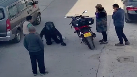 "出了村才敢擦去眼泪"，山东男子返程前跪拜70多岁爷爷奶奶，头盔下早已泪流满面