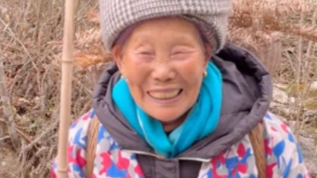 “孙宝儿，你...要走啊...”91岁外婆送别外孙女，褪下银镯子送给孩子，红着眼问：什么时候回来