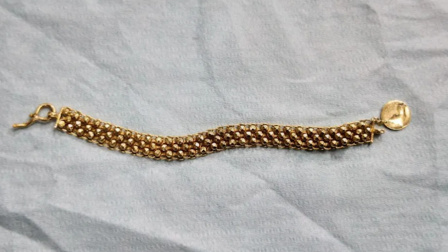 50克金手链被冲进动车厕所，机械师徒手掏了40分钟：找到了！