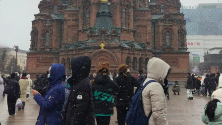 冰雪大世界闭园后哈尔滨突降大雪，风大到把雪都刮成了白烟，本地人称是今年最大的雪