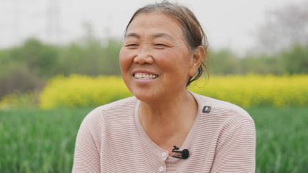 “种完麦子，我就往南走”，65岁“麦子阿姨”拿到驾照再赴西双版纳，白天打工晚上搭帐篷过夜