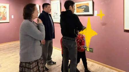 撒贝宁春节带全家回武汉探亲，妻子大长腿抢镜，混血双胞胎太可爱