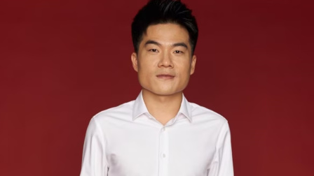 董宇辉自曝想整容 被亲妈5字劝退