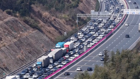 返程高峰堵19小时 女子下车昏迷险没命