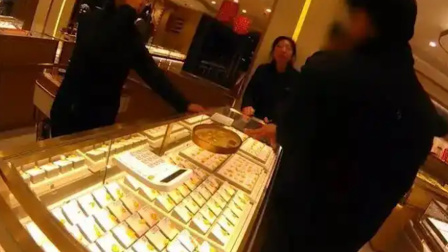 老人狂买26万金条 金店员工暗中报警