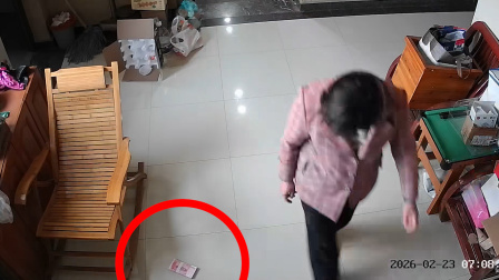 保洁阿姨楼道发现一沓钱，一点没犹豫敲门归还