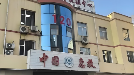 官方通报老人因无人抬担架延误离世